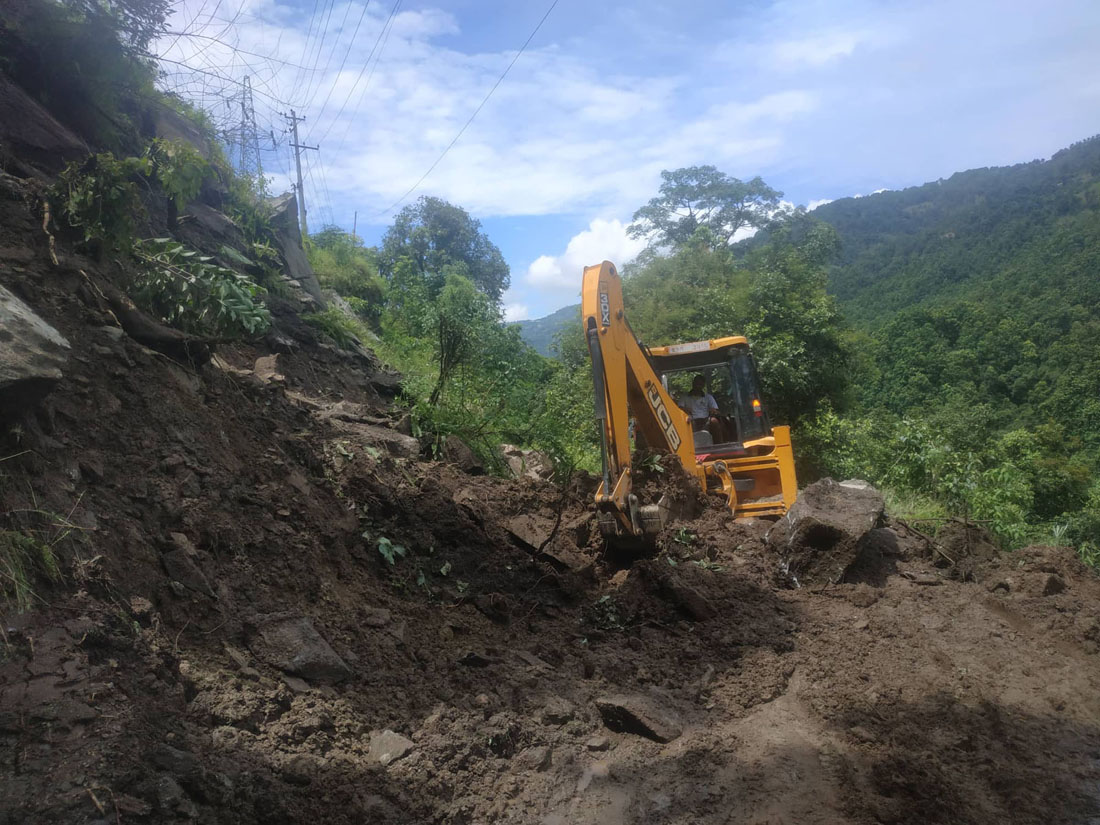 ठेकेदारको स्काभेटर र ब्याक लोडर नियन्त्रणमा